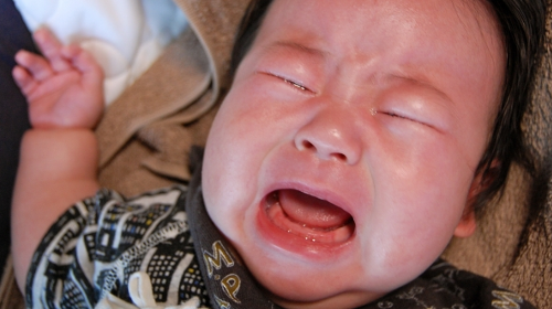 泣いている幼児
