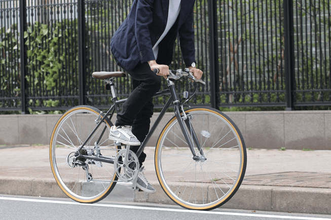 クロスバイクを漕いでいるシーン